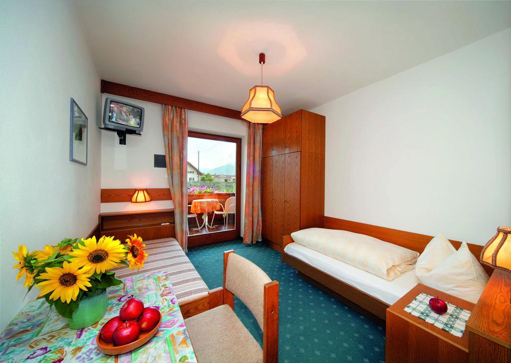 Pension Pichler Dorf Tirol Zimmer foto